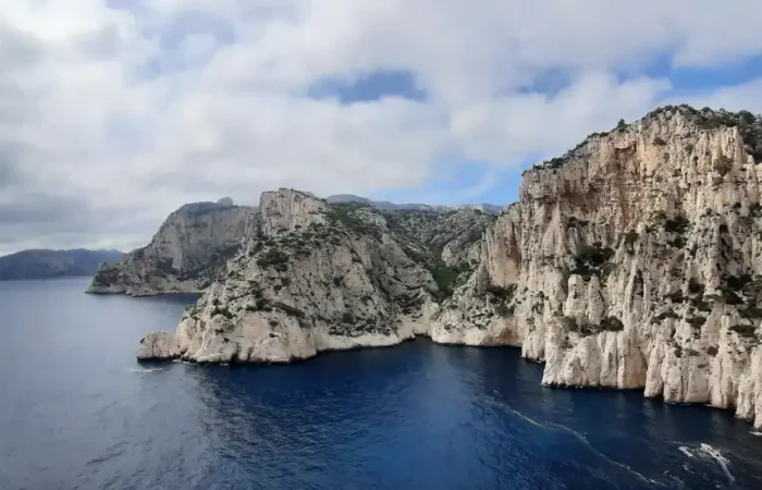 Paysages entre falaise et mer dans le parc national des calanques