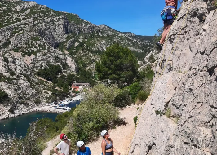 Cours d'escalade dans la calanque de Morgiou du Parc National des Calanques