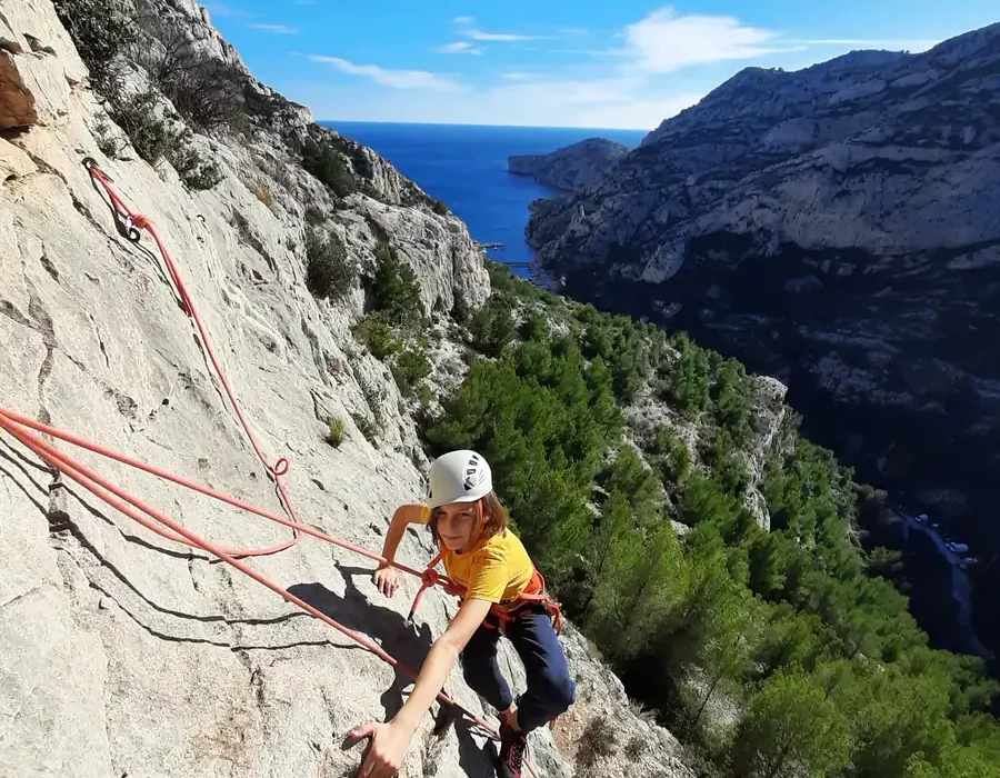 Escalade en falaise encadrée par un moniteur diplômé à morgiou