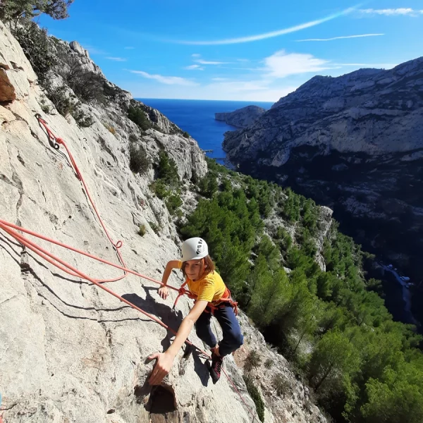 cours d'escalade dans les calanques. initiation à confirmés avec moniteur d'escalade diplômé