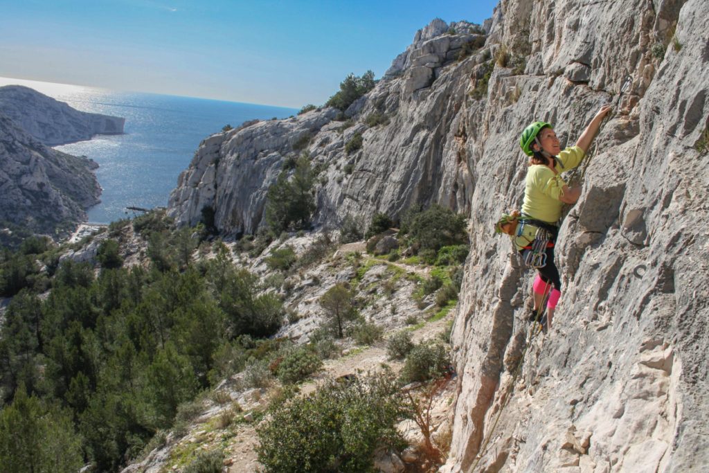 Moniteur escalade encadrant une initiation escalade Calanque de Morgiou
