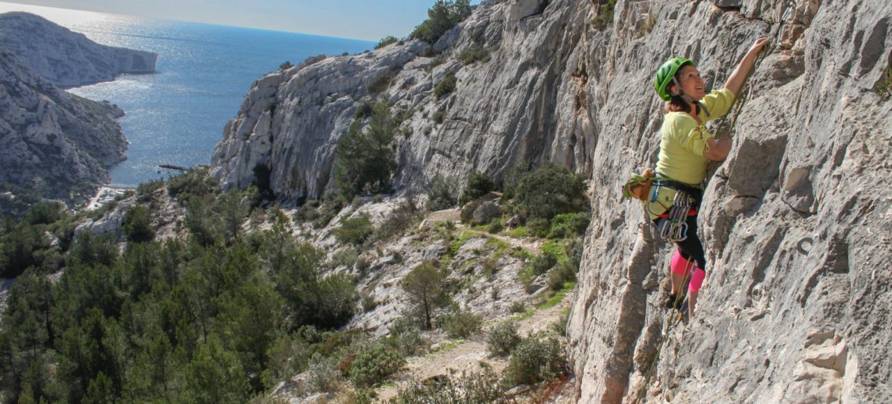 Moniteur escalade encadrant une initiation escalade Calanque de Morgiou