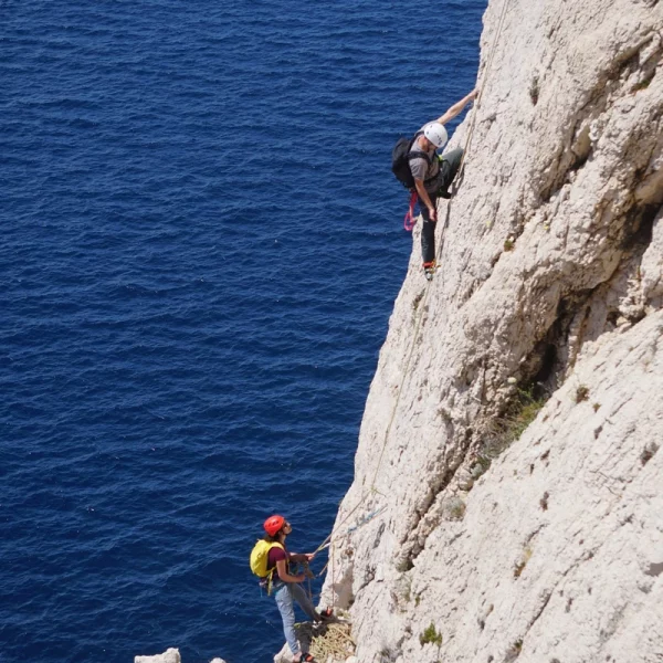 initiation à l'escalade en grande voie dans les Calanques avec un moniteur diplômé