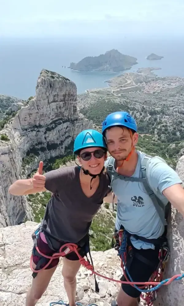 Couple en escalade grande voie au Crêt saint michel de Callelongue Marseille