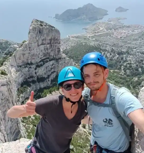 Couple en escalade grande voie au Crêt saint michel de Callelongue Marseille