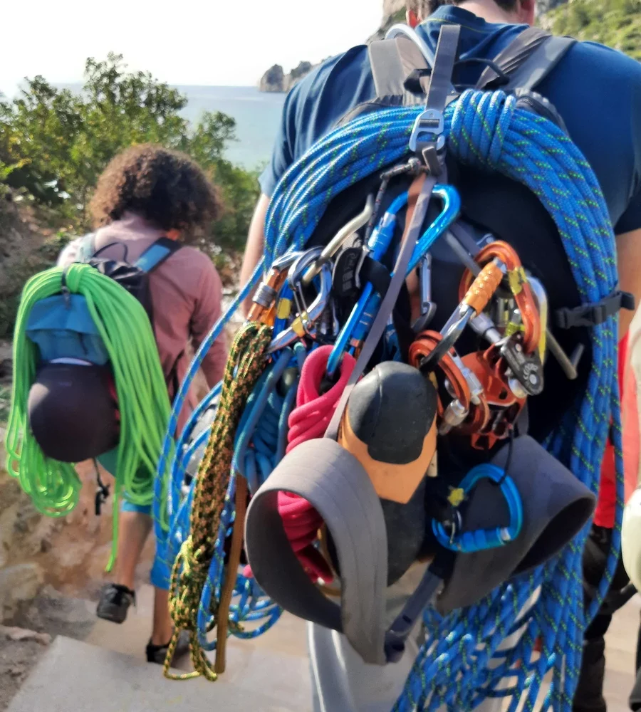 Stage escalade en terrain d'aventure dans le Parc National des Calanques