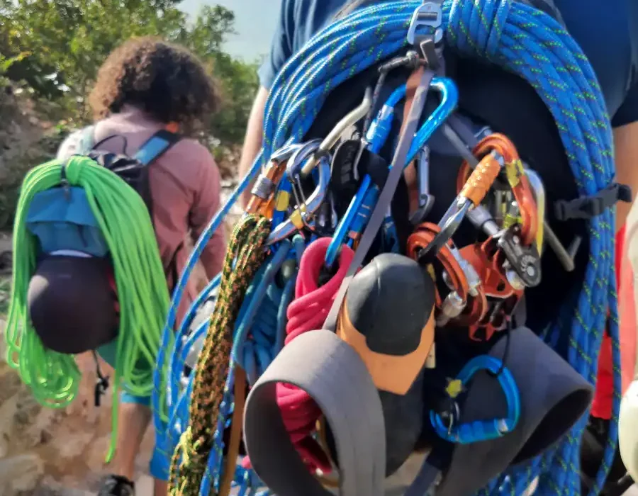 Stage escalade en terrain d'aventure dans le Parc National des Calanques