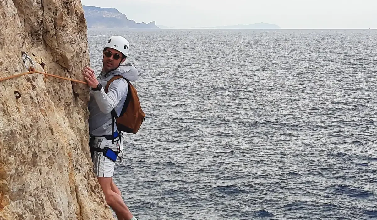 Via ferrata en bord de mer à Marseille avec un moniteur d’escalade diplômé dans le Parc national des Calanques