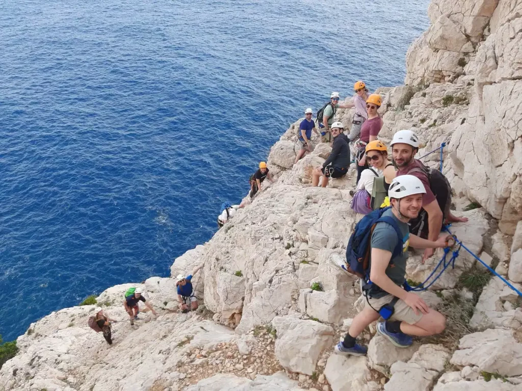 Activité team building nature dans les Calanques encadrées par un moniteur diplômé : via cordata, escalade, randonnée, rappels…