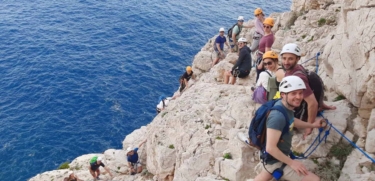 Activité team building nature dans les Calanques encadrées par un moniteur diplômé : via cordata, escalade, randonnée, rappels…