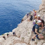 Activité team building nature dans les Calanques encadrées par un moniteur diplômé : via cordata, escalade, randonnée, rappels…