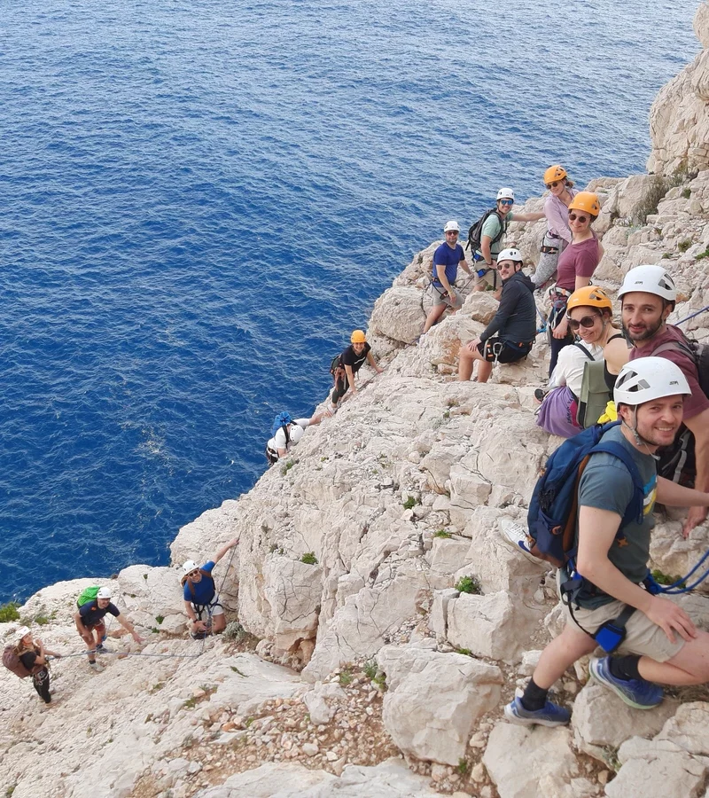 Activité team building nature dans les Calanques encadrées par un moniteur diplômé : via cordata, escalade, randonnée, rappels…
