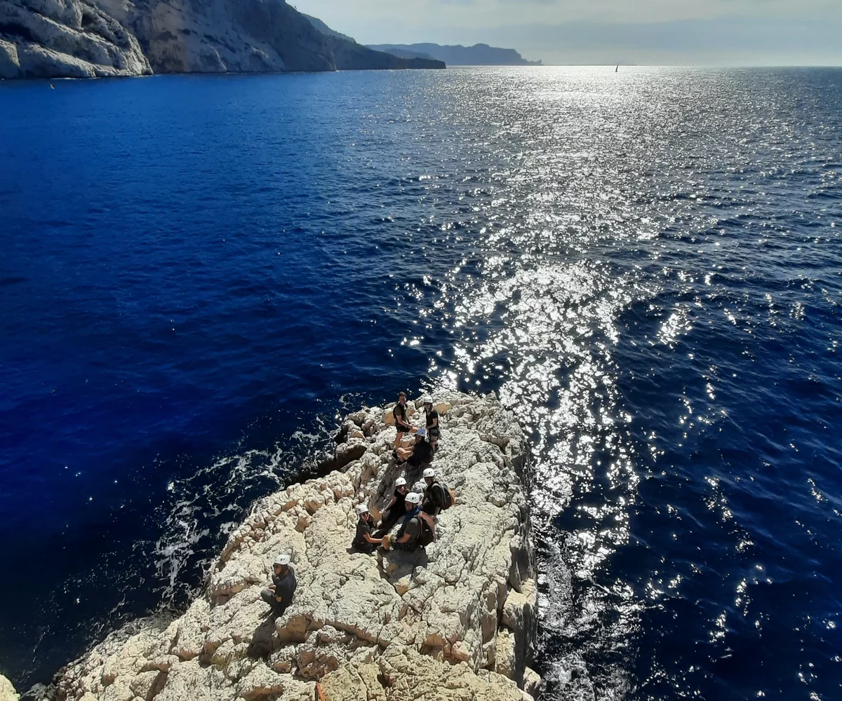 Via ferrata en bord de mer à Marseille avec un moniteur d’escalade diplômé dans le Parc national des Calanques