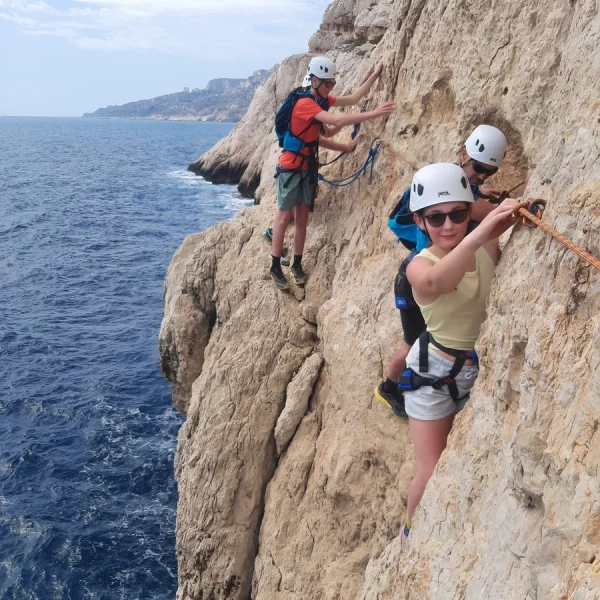 Via ferrata en bord de mer à Marseille avec un moniteur d’escalade diplômé dans le Parc national des Calanques