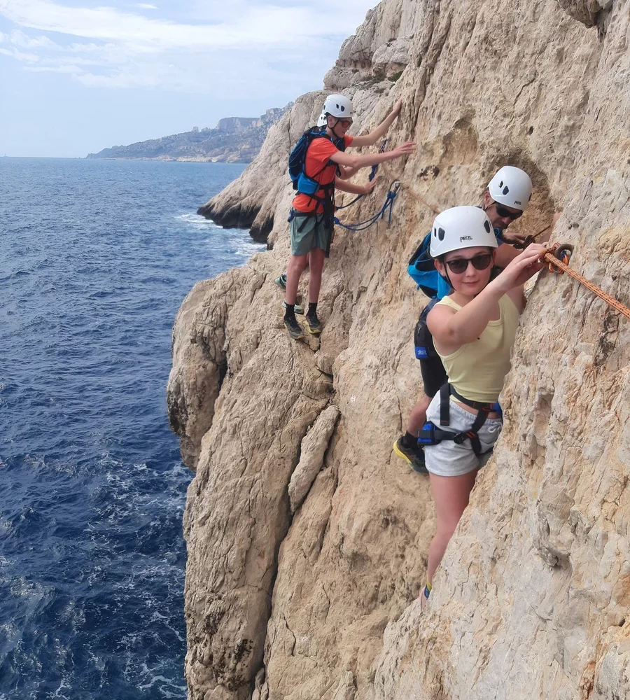 Via ferrata en bord de mer à Marseille avec un moniteur d’escalade diplômé dans le Parc national des Calanques