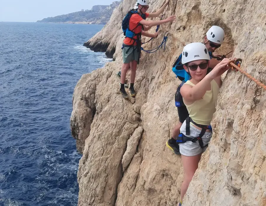 Via ferrata en bord de mer à Marseille avec un moniteur d’escalade diplômé dans le Parc national des Calanques