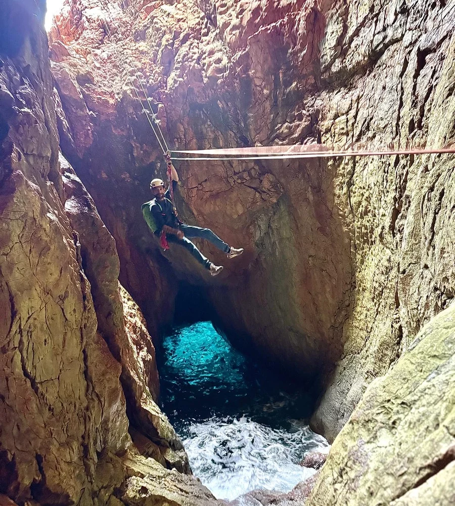 Via ferrata en bord de mer à Marseille avec un moniteur d’escalade diplômé dans le Parc national des Calanques