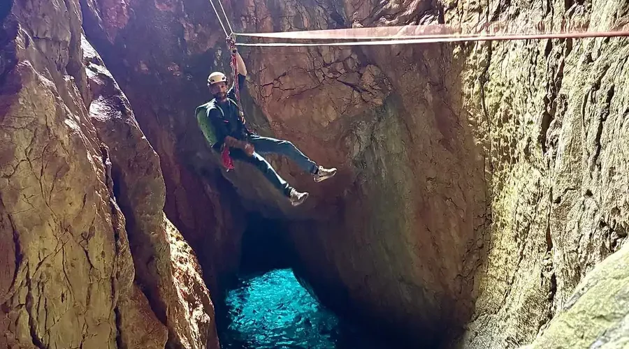 Via ferrata en bord de mer à Marseille avec un moniteur d’escalade diplômé dans le Parc national des Calanques