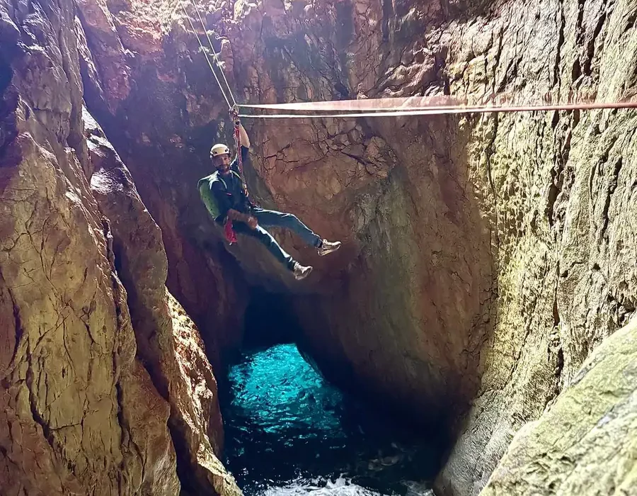 Via ferrata en bord de mer à Marseille avec un moniteur d’escalade diplômé dans le Parc national des Calanques