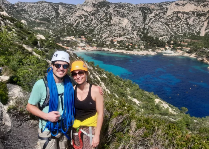 Via ferrata en bord de mer à Marseille avec un moniteur d’escalade diplômé dans le Parc national des Calanques