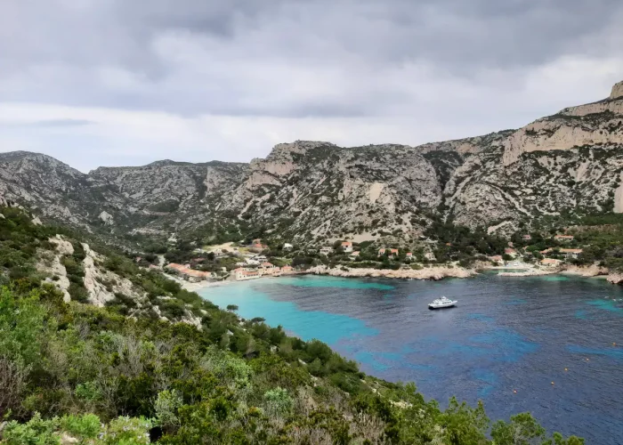 Via ferrata en bord de mer à Marseille avec un moniteur d’escalade diplômé dans le Parc national des Calanques
