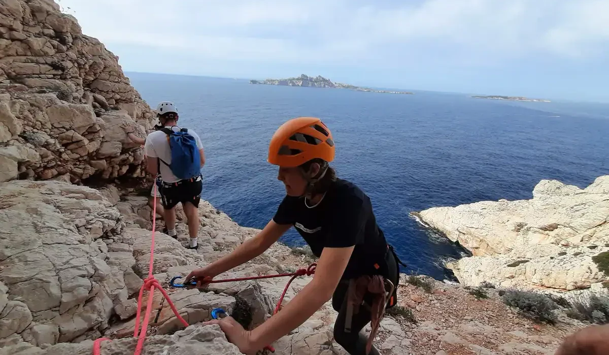 activité EVG & EVJF via ferrata à Marseille Moniteur escalade via ferrata