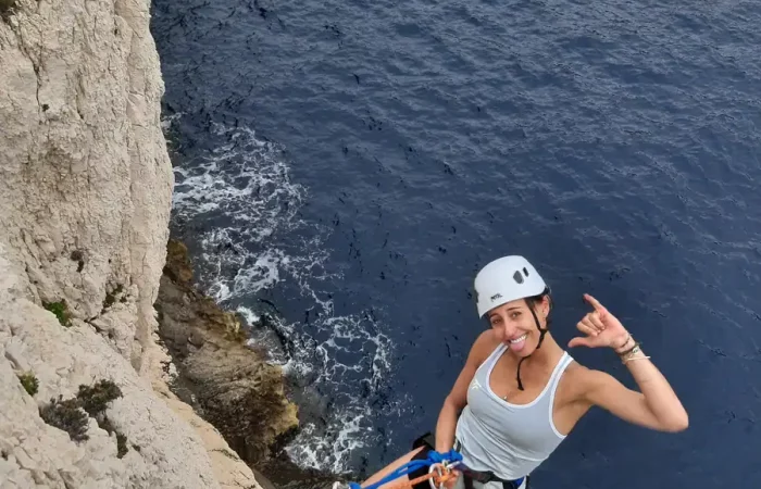 Via ferrata en bord de mer à Marseille avec un moniteur d’escalade diplômé dans le Parc national des Calanques