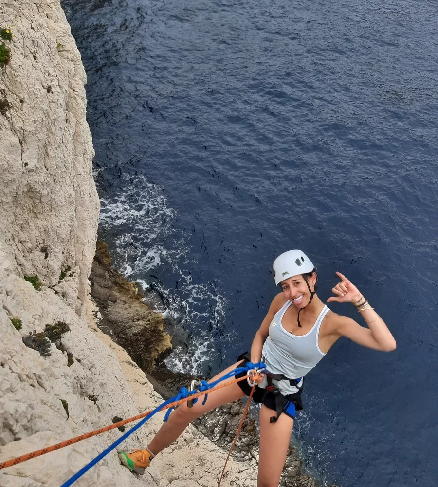 Via ferrata en bord de mer à Marseille avec un moniteur d’escalade diplômé dans le Parc national des Calanques