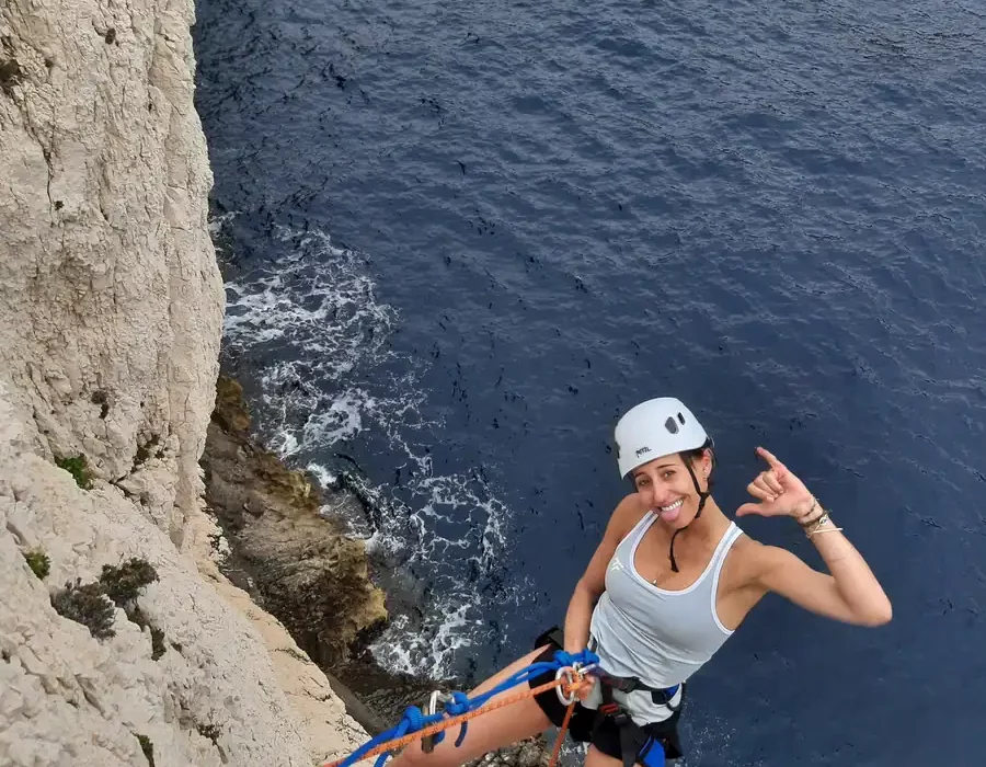 Via ferrata en bord de mer à Marseille avec un moniteur d’escalade diplômé dans le Parc national des Calanques