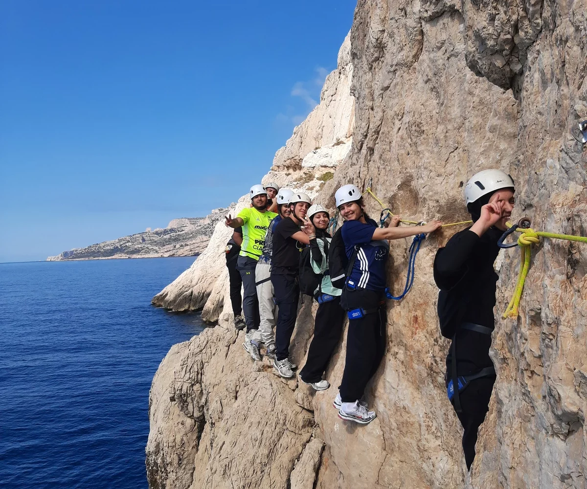 activité collectivité via ferrata à Marseille encadrée par guide professionnel