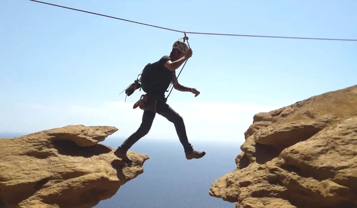 "Via cordata en bord de mer à La Ciotat avec un moniteur d’escalade diplômé dans le Parc national des Calanques