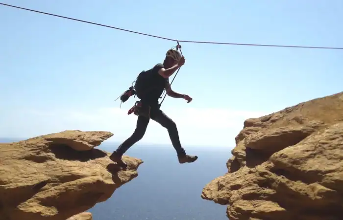 "Via cordata en bord de mer à La Ciotat avec un moniteur d’escalade diplômé dans le Parc national des Calanques