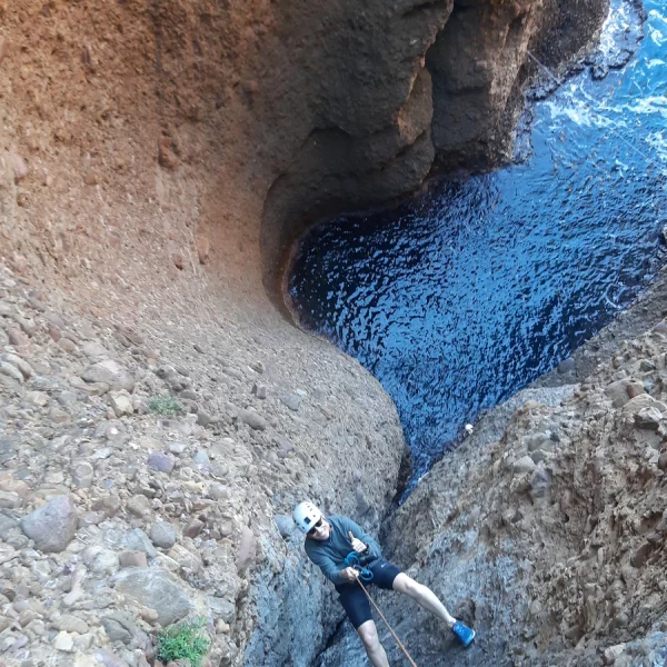"Via cordata en bord de mer à La Ciotat avec un moniteur d’escalade diplômé dans le Parc national des Calanques