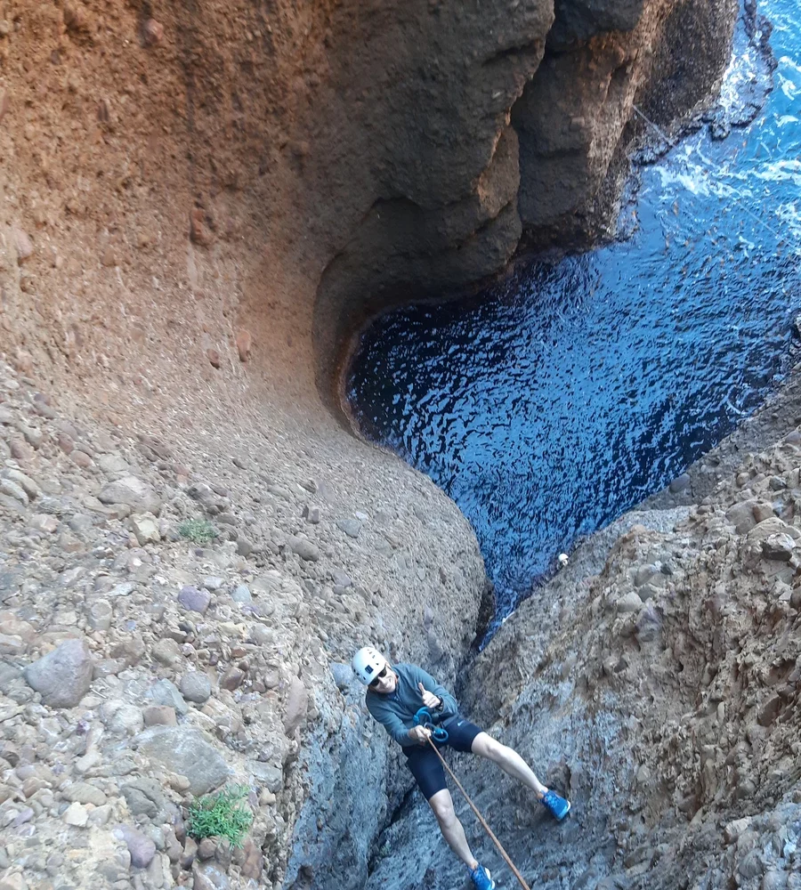 "Via cordata en bord de mer à La Ciotat avec un moniteur d’escalade diplômé dans le Parc national des Calanques
