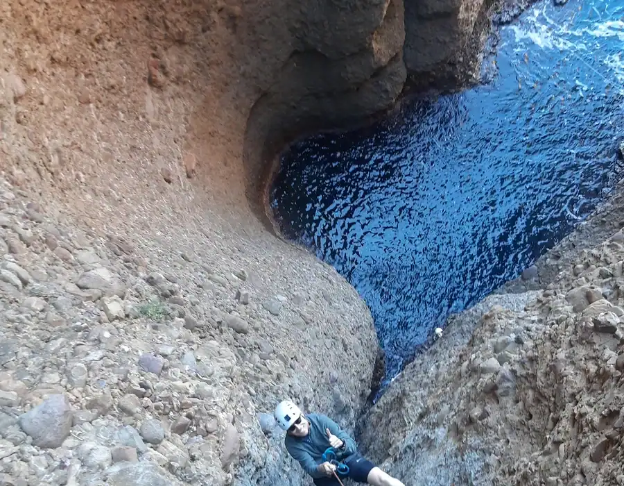 "Via cordata en bord de mer à La Ciotat avec un moniteur d’escalade diplômé dans le Parc national des Calanques