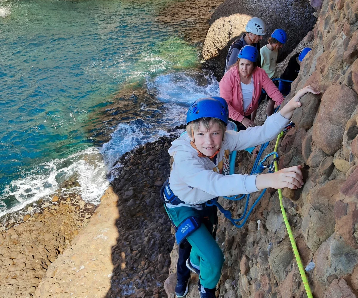 "Via cordata en bord de mer à La Ciotat avec un moniteur d’escalade diplômé dans le Parc national des Calanques