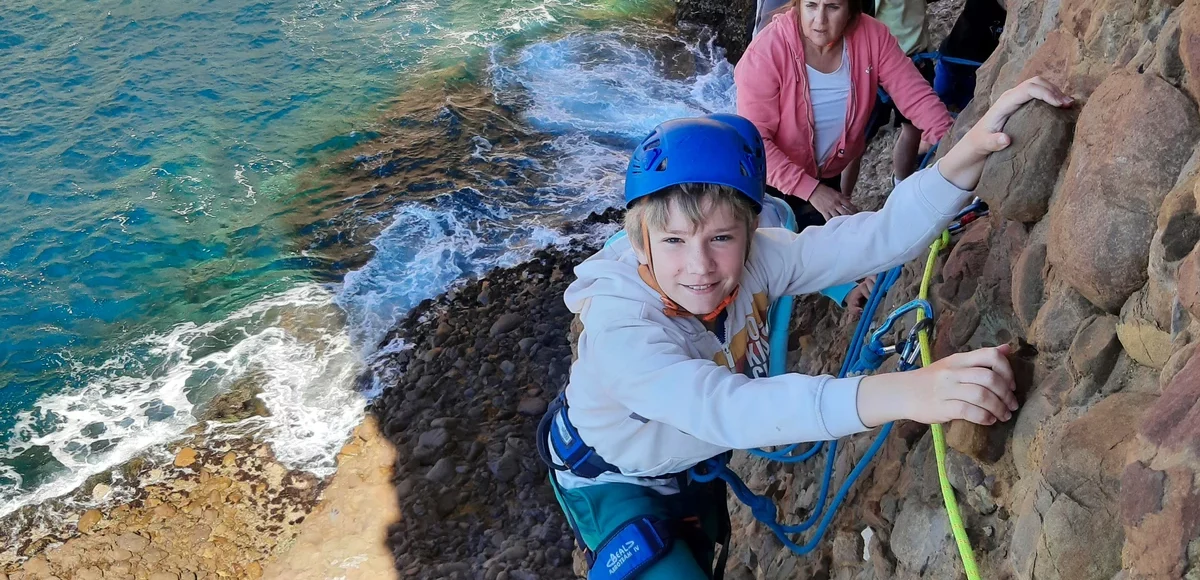 "Via cordata en bord de mer à La Ciotat avec un moniteur d’escalade diplômé dans le Parc national des Calanques