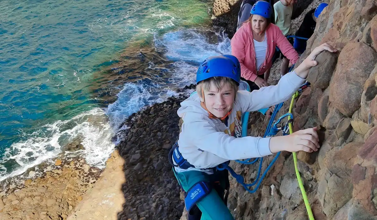 Via ferrata en bord de mer à La Ciotat avec un moniteur d’escalade diplômé dans le Parc national des Calanques
