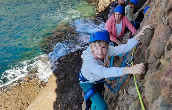 Via ferrata en bord de mer à La Ciotat avec un moniteur d’escalade diplômé dans le Parc national des Calanques