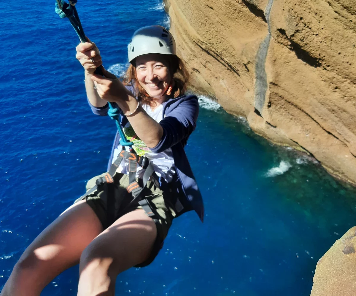 "Via cordata en bord de mer à La Ciotat avec un moniteur d’escalade diplômé dans le Parc national des Calanques