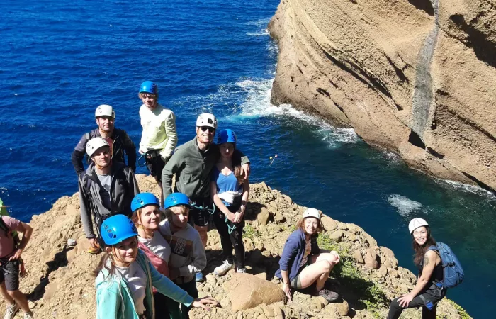 Via cordata en bord de mer à La Ciotat avec un moniteur d’escalade diplômé dans le Parc national des Calanques