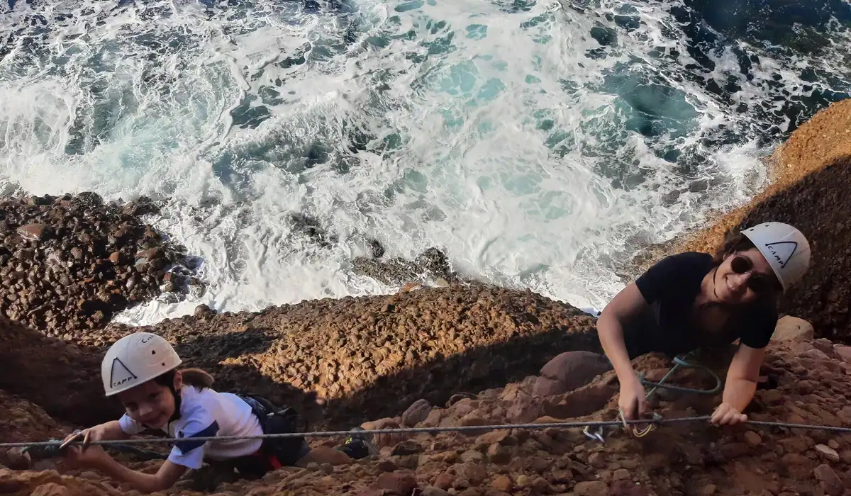 "Via cordata en bord de mer à La Ciotat avec un moniteur d’escalade diplômé dans le Parc national des Calanques