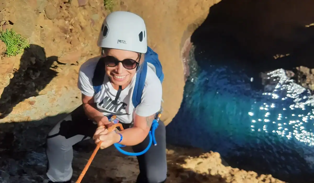 "Via cordata en bord de mer à La Ciotat avec un moniteur d’escalade diplômé dans le Parc national des Calanques
