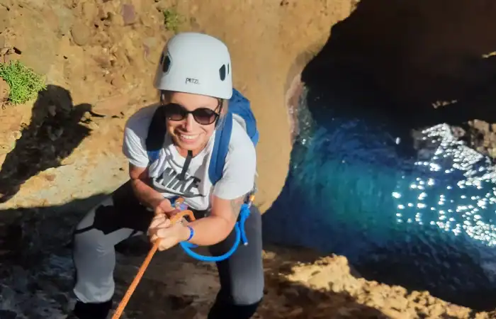 "Via cordata en bord de mer à La Ciotat avec un moniteur d’escalade diplômé dans le Parc national des Calanques