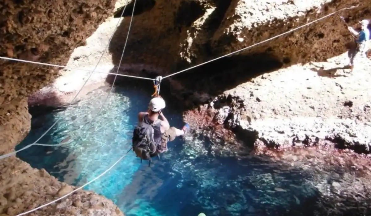"Via cordata en bord de mer à La Ciotat avec un moniteur d’escalade diplômé dans le Parc national des Calanques