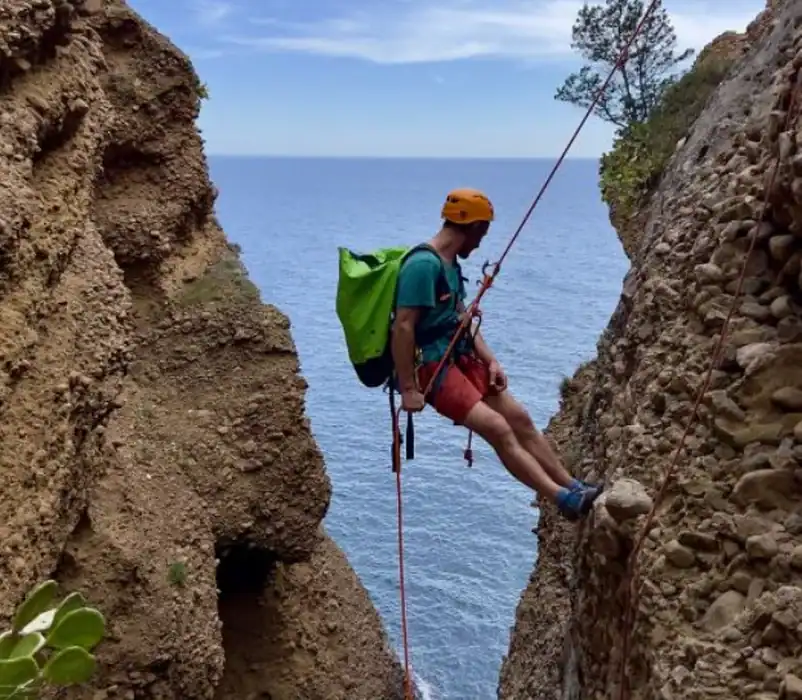 "Via cordata en bord de mer à Cassis avec un moniteur d’escalade diplômé dans le Parc national des Calanques