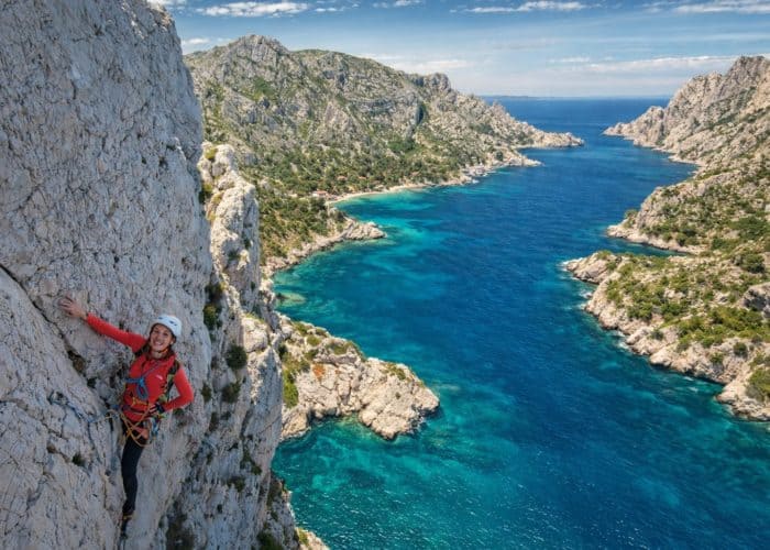 Escalade en grande voie dans les Calanques de Marseille avec vue panoramique sur la mer Méditerranée
