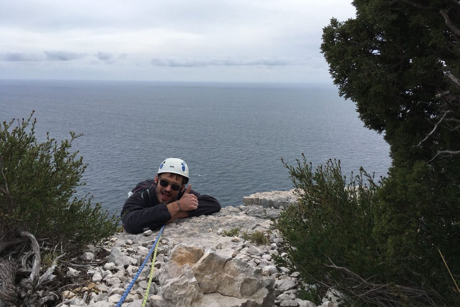 Sortie de grande voie au dessus de l'eau dans les calanques