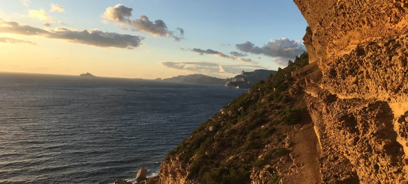 Vue des falaises du Cap Canaille en via cordata et escalade
