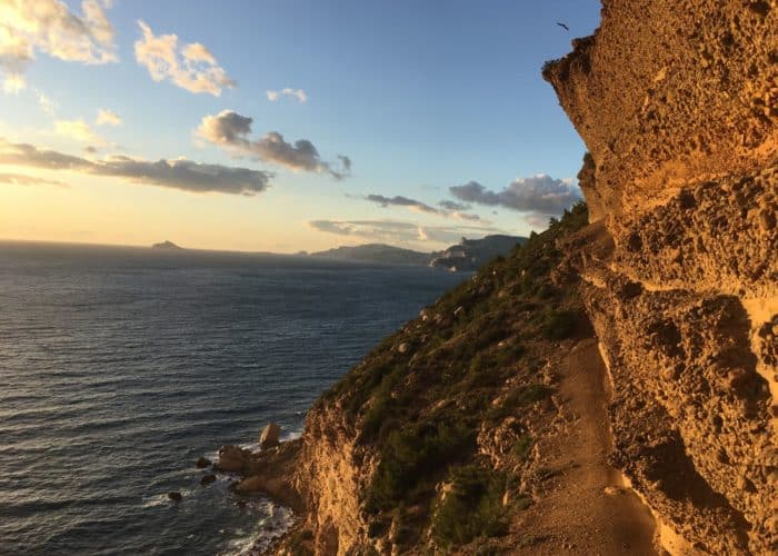 Vue des falaises du Cap Canaille en via cordata et escalade